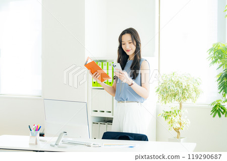 有智能手機的女商人 119290687