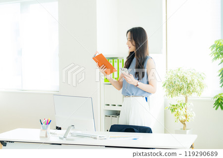 Business woman with a smartphone Business woman with a smartphone 119290689