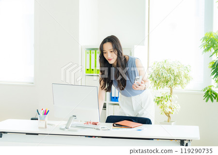Business woman with a smartphone in the office 119290735