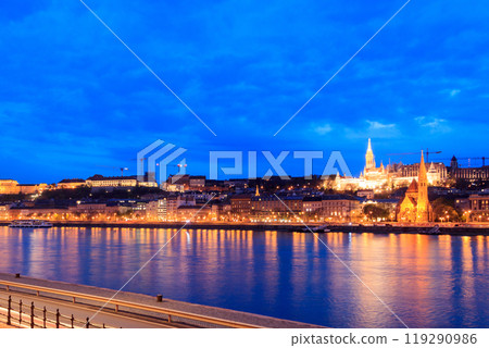 Night cityscape of Budapest, Hungary Night cityscape of Budapest, Hungary 119290986