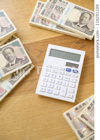 桌上一疊鈔票和一個計算機（新鈔票版） 119291189