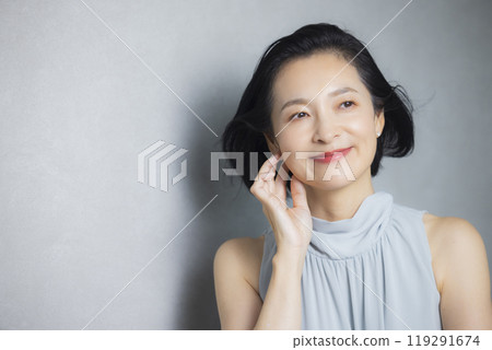 盛裝打扮的中年婦女 盛裝打扮的中年婦女 119291674