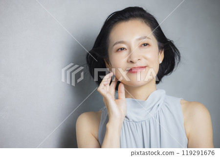 盛裝打扮的中年婦女 119291676