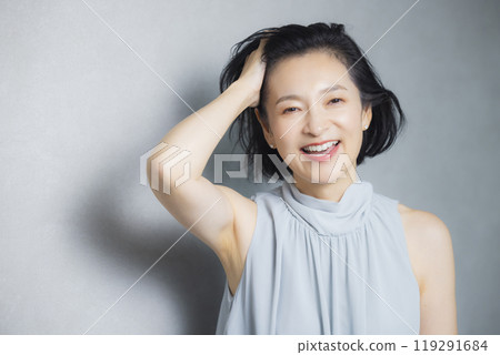 盛裝打扮的中年婦女 盛裝打扮的中年婦女 119291684