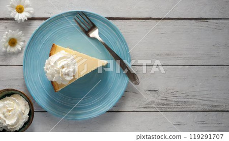 從上面取出的盤子上的起司蛋糕 從上面取出的盤子上的起司蛋糕 119291707