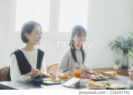 Image of a family dinner table 119291791