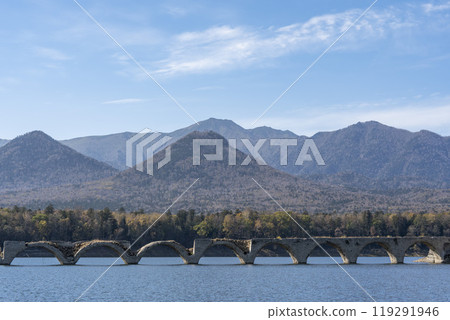 北海道上士幌町，秋日晴朗的舊國鐵志幌線 Taushubetsu 河大橋 119291946