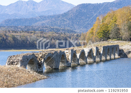 北海道上士幌町，秋日晴朗的舊國鐵志幌線 Taushubetsu 河大橋 119291950