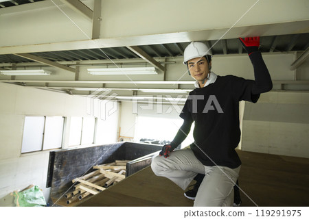 Workers dismantling steel beams Workers dismantling steel beams 119291975