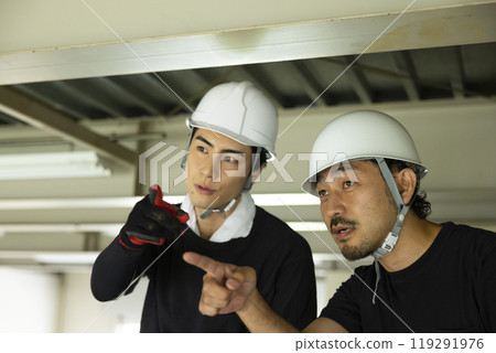 Workers dismantling steel beams 119291976