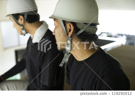 工人正在拆除鋼架 工人正在拆除鋼架 119292012