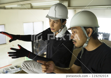 Workers dismantling steel beams Workers dismantling steel beams 119292014