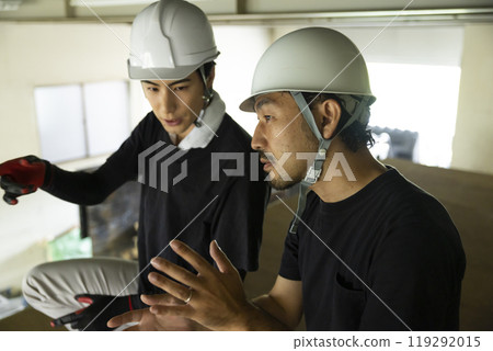 工人正在拆除鋼架 119292015