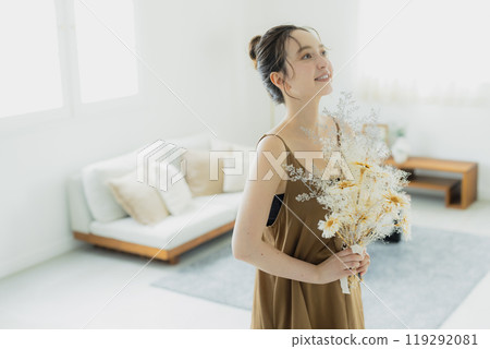 客廳裡拿著花束的女人 客廳裡拿著花束的女人 119292081