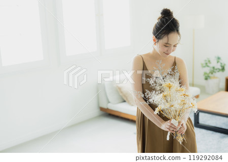 客廳裡拿著花束的女人 119292084