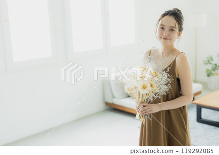 客廳裡拿著花束的女人 119292085
