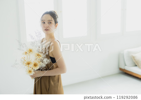 客廳裡拿著花束的女人 119292086
