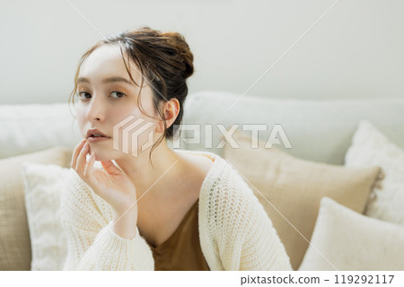 一個針織女人在房間裡放鬆 119292117