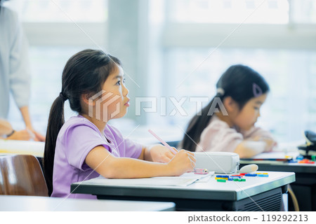 小學生在教室上課 119292213