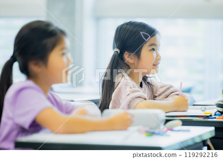 小學生在教室上課 小學生在教室上課 119292216