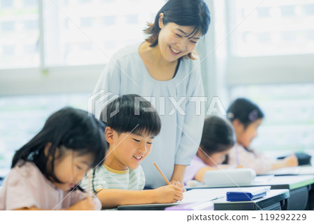 小學生在教室上課 119292229