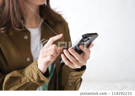 使用智慧型手機的女人的手 使用智慧型手機的女人的手 119292233