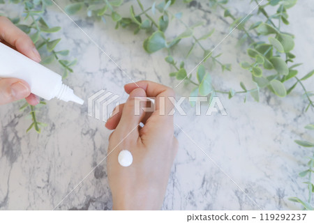 Applying hand cream: Hand care 119292237