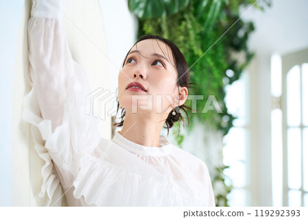 woman leaning against the wall woman leaning against the wall 119292393