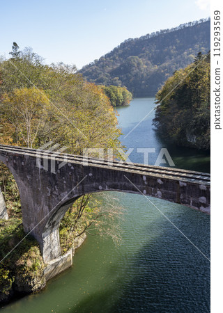 晴朗的秋日,北海道上士幌町,從仙水橋上俯瞰士幌 3 號音更河大橋遺址 晴朗的秋日,北海道上士幌町,從仙水橋上俯瞰士幌 3 號音更河大橋遺址 119293569