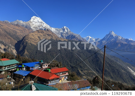 the camps and lodge near the Annapurna range in nepal, poon hill trekking circle 119293678