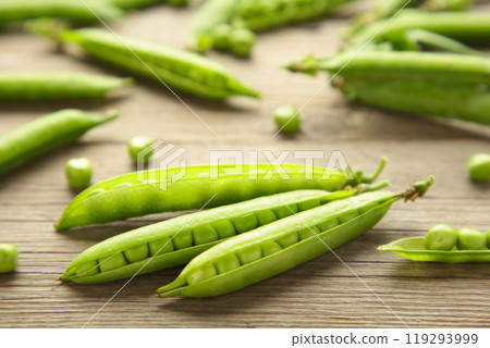 Hearthy fresh green peas on rustic wooden background 119293999