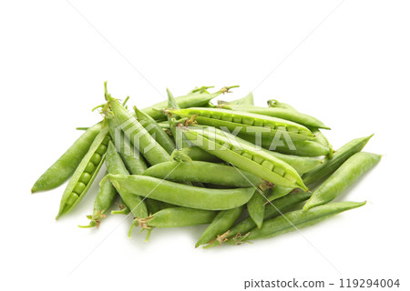 Fresh green peas isolated on a white background 119294004