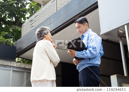 男性和老年女性工作服的檢查 119294651