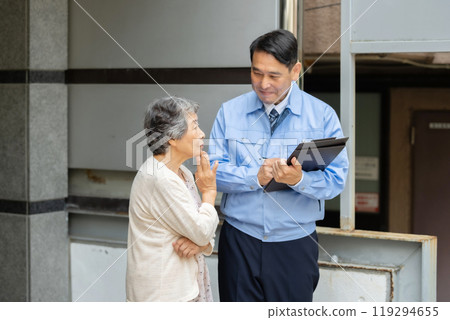 男性和老年女性工作服的檢查 119294655