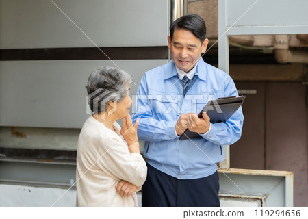 男性和老年女性工作服的檢查 119294656