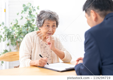 Face-to-face contract Senior woman 119294719