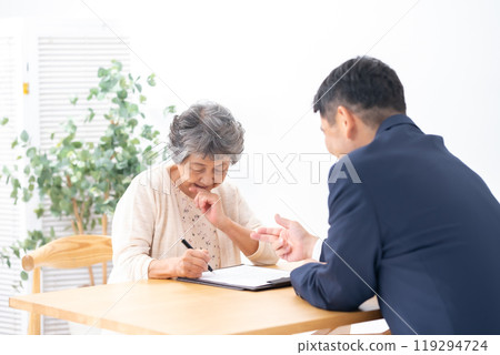 Face-to-face contract Senior woman Face-to-face contract Senior woman 119294724