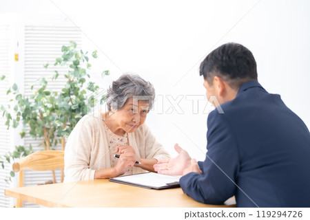 面對面合約資深女性 119294726