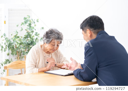 面對面合約資深女性 119294727