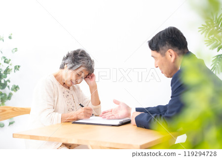 面對面合約資深女性 119294728