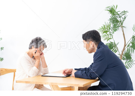 Face-to-face contract Senior woman Face-to-face contract Senior woman 119294730