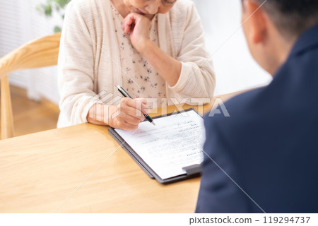 Face-to-face contract Senior woman Hand Face-to-face contract Senior woman Hand 119294737