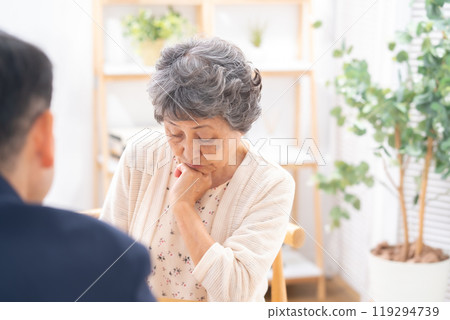 Face-to-face contract Senior woman Face-to-face contract Senior woman 119294739