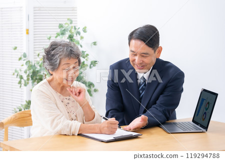 Senior women's life plan Senior women's life plan 119294788