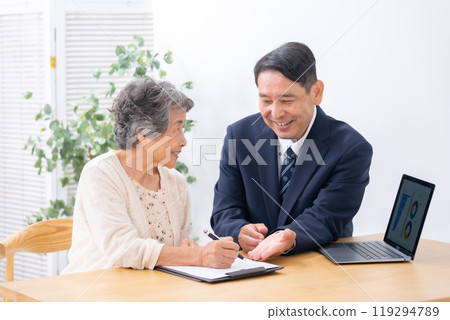 Senior women's life plan 119294789