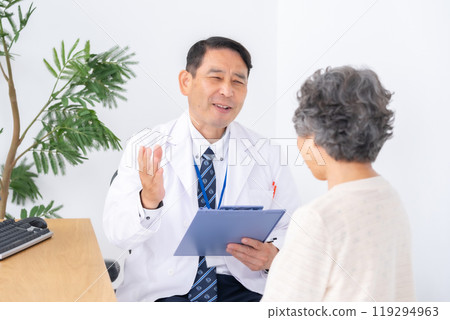 Medical examination face-to-face 119294963