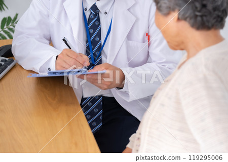 Medical examination face-to-face at hand Medical examination face-to-face at hand 119295006