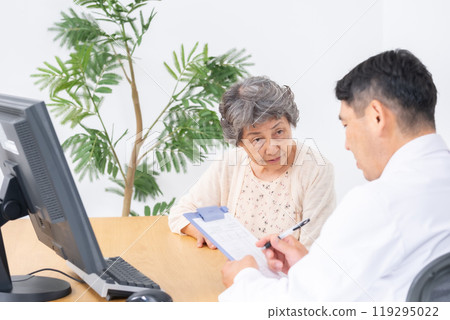 Medical examination face-to-face 119295022