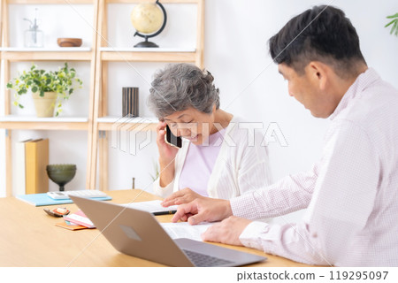 Parent and child end of life planning: mother, son, smartphone 119295097