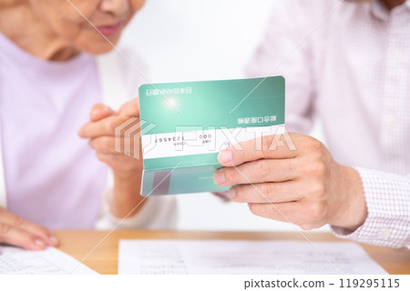 父母和孩子的生命終結，母親和兒子，手中的銀行存摺 119295115